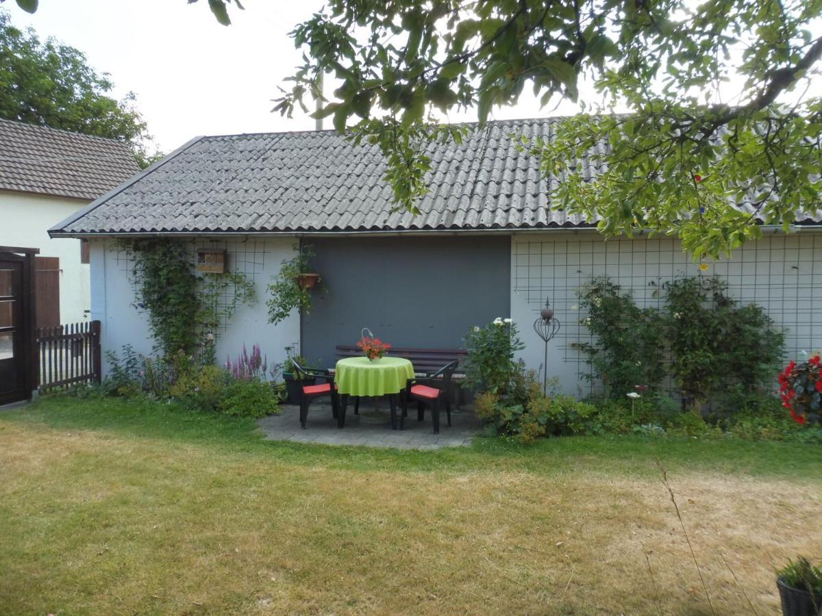 Apartment With Terrace And Pool In The Garden Pracht Kültér fotó